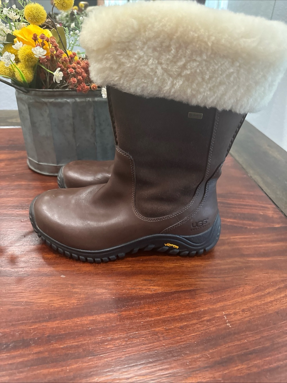 UGG Bandon Gore-Tex Brown Leather Boots Sheepskin Fur Lining Women's Size 8
